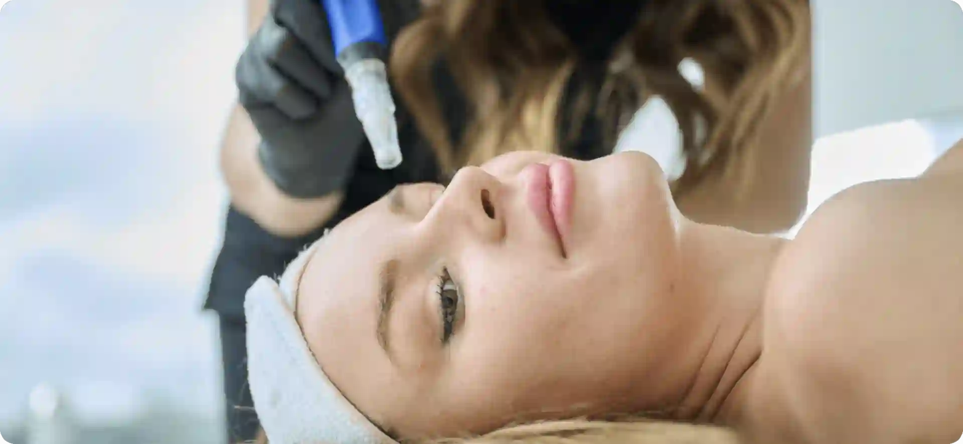 How Do Microneedles Trigger New Collagen and Elastin in Loose Skin Camberley?
